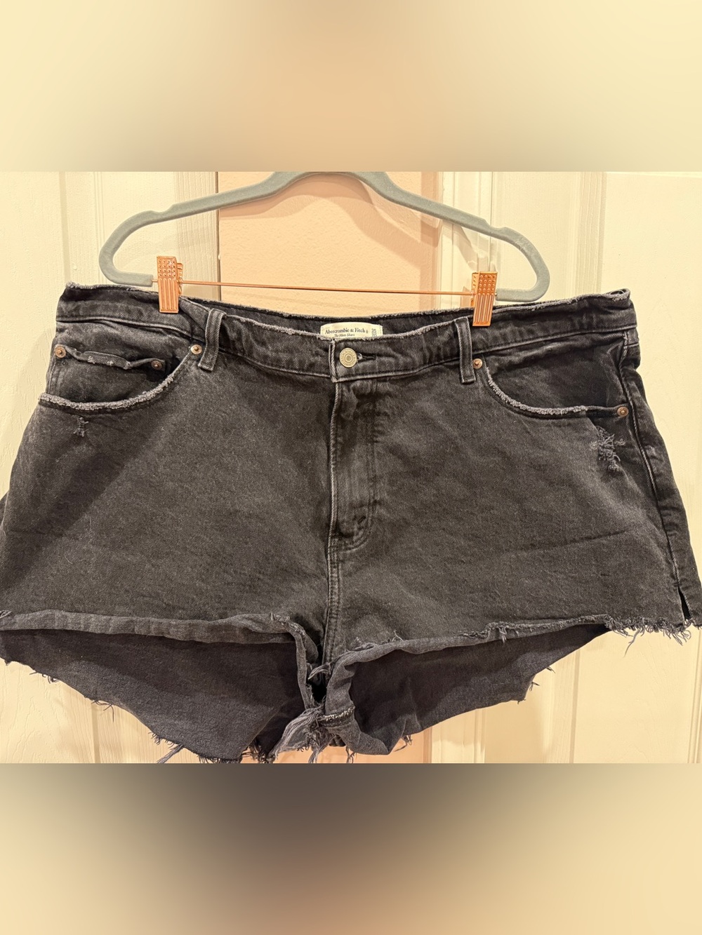 EUC Abercrombie & Fitch Mom Short High Rise Black Frayed Size 35/20